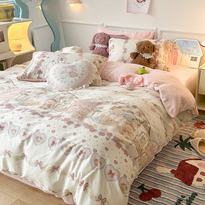 91家纺网 家纺一手货源 找家纺 昔可家纺 2024新款秋冬新款棉加牛奶绒四件套 洛丽塔爱心熊