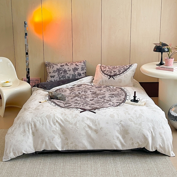 91家纺网 家纺一手货源 找家纺 昔可家纺 2024新款大版数码印花设计师牛奶绒四件套 法式花园