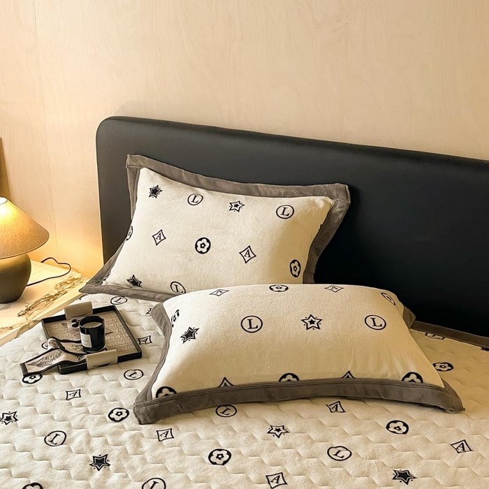 91家纺网 家纺一手货源 找家纺 茉保家纺 2024新款包边款印花牛奶绒床盖四件套 米兰 -灰白