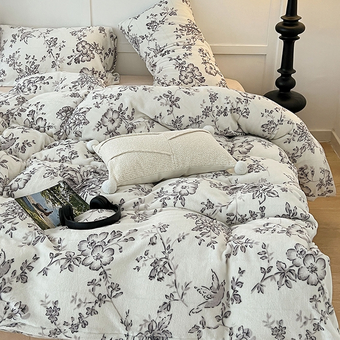 91家纺网 家纺一手货源 找家纺 昔可家纺 2024新款印花牛奶绒四件套系列-复古小清新系列 墨山繁花