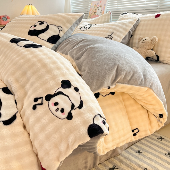 91家纺网 家纺一手货源 找家纺 梵克保罗 2024秋冬新款加厚泡泡牛奶绒数码印花工艺立体仿兔毛四件套 音乐熊猫