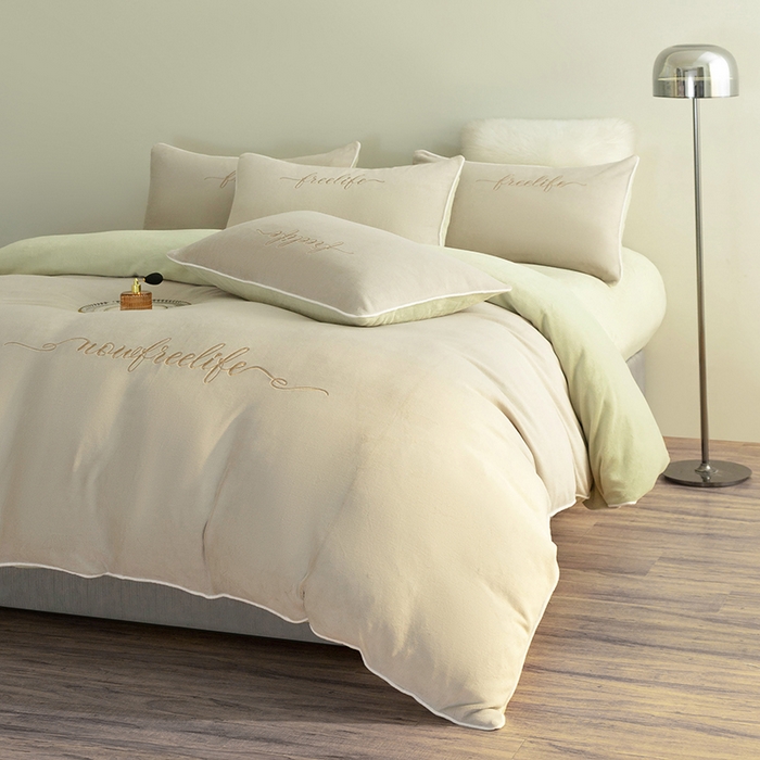 91家纺网 家纺一手货源 找家纺 安莱生活 2024新款A类高克重小香风奢美牛奶绒英文刺绣四件套 浅奈灰配秧绿