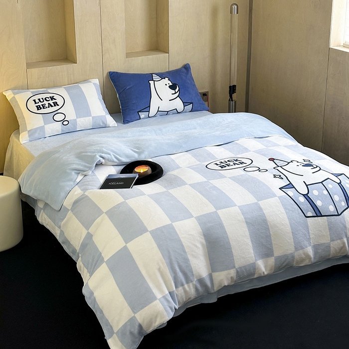 91家纺网 家纺一手货源 找家纺 昔可家纺 2024新款大版数码印花设计师牛奶绒四件套 蓝格礼物熊