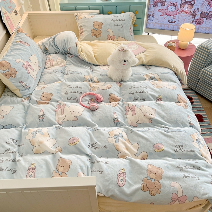 91家纺网 家纺一手货源 找家纺 昔可家纺 2024新款印花牛奶绒四件套系列-卡通系列 小熊礼物