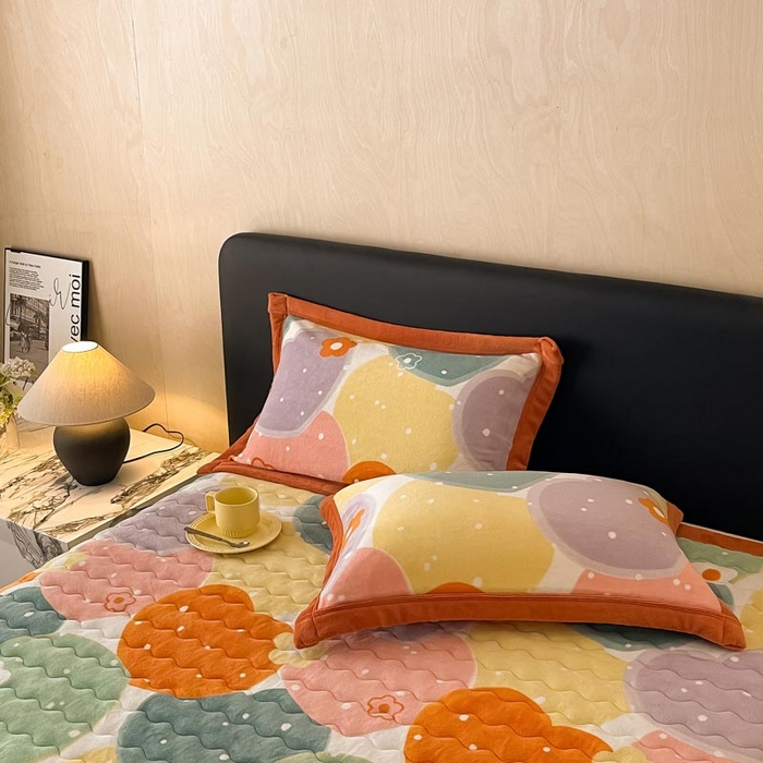 91家纺网 家纺一手货源 找家纺 茉保家纺 2024新款包边款印花牛奶绒床盖四件套 爱心满满