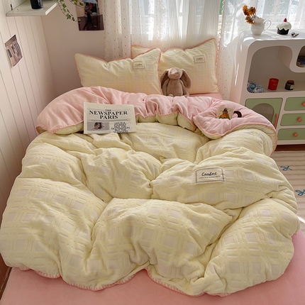 桃子家居 2024新款A类ins无印格子条条简约撞色马卡龙立体提花烂花雕花三角贝壳边织标工艺加厚牛奶绒四件套 绒三角针-甜格黄粉