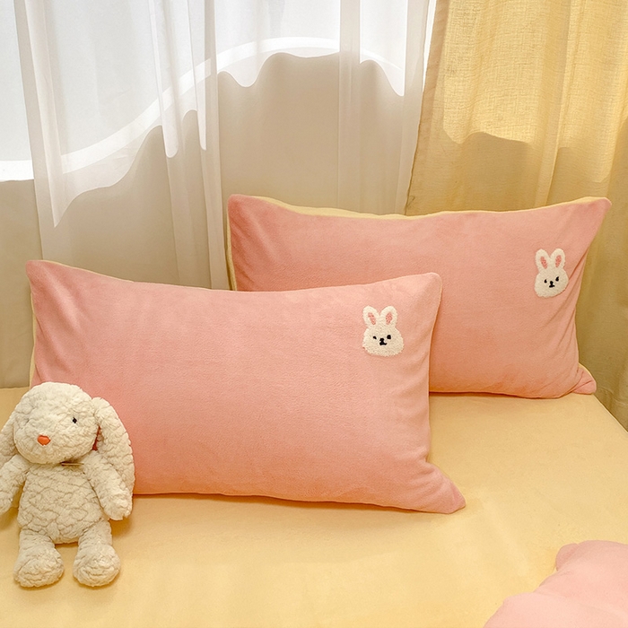 91家纺网 家纺一手货源 找家纺 眠帛家居 2024新款高克重双拼牛奶绒毛巾绣四件套 小兔子