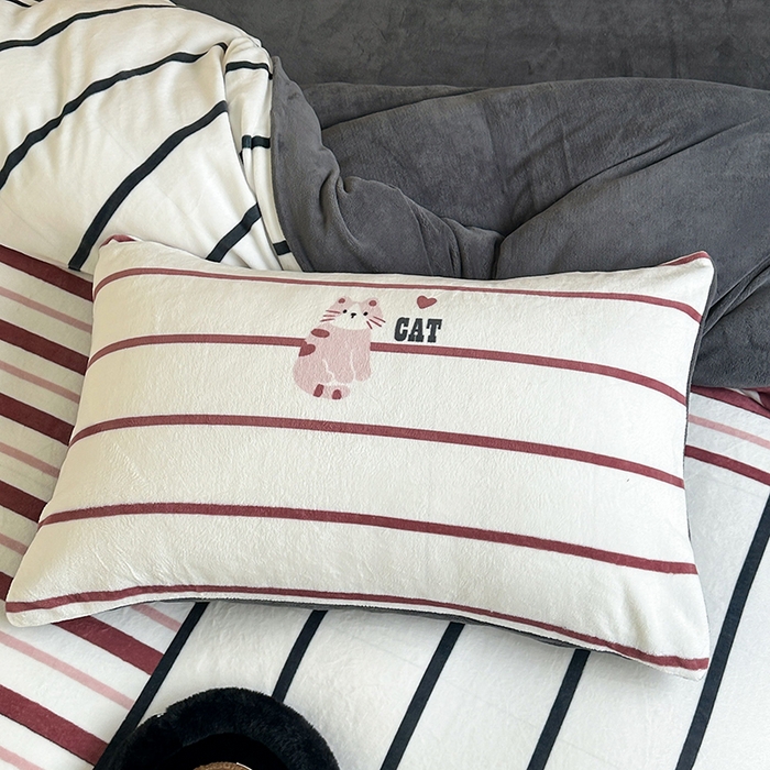 91家纺网 家纺一手货源 找家纺 昔可家纺 2024新款大版数码印花设计师牛奶绒四件套 拼接条纹爱心猫