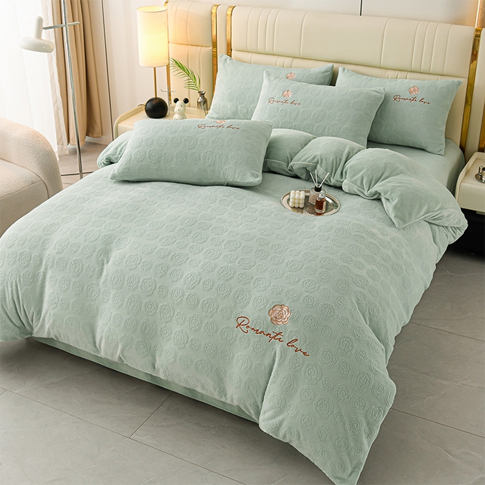 91家纺网 家纺一手货源 找家纺 （总）眠多宝 2024新款纯色牛奶雕花绒刺绣四件套