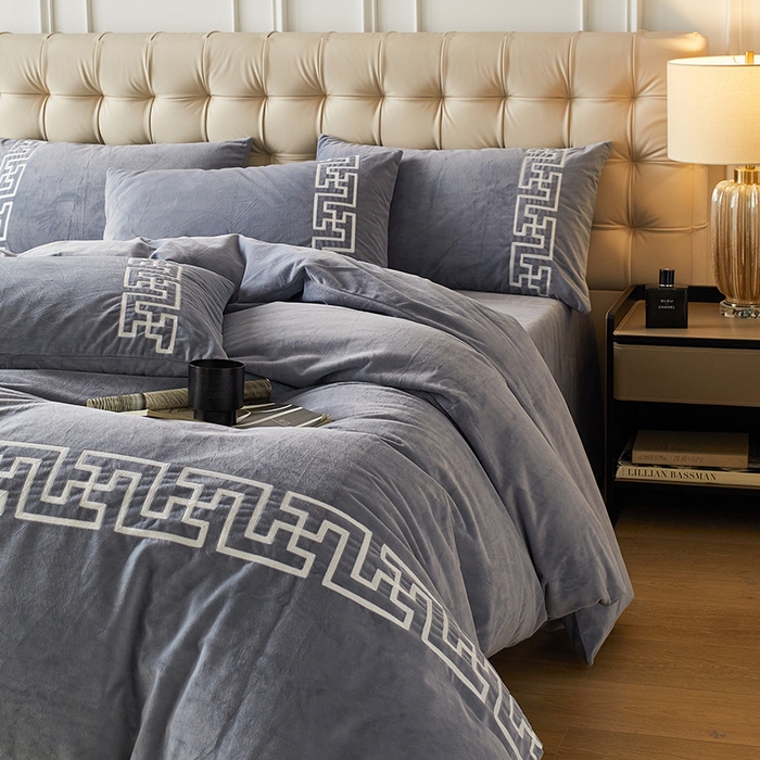 91家纺网 家纺一手货源 找家纺 安莱生活 2024新款高克重牛奶绒锦丝绒美式毛巾绣巴洛克四件套 巴洛克-灰