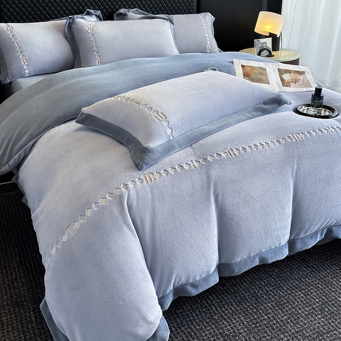 91家纺网 家纺一手货源 找家纺 凡客家居 2024新款高克重牛奶绒绣花拼角四件套 海洋蓝