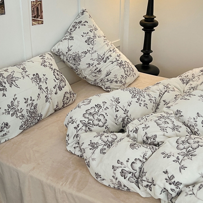 91家纺网 家纺一手货源 找家纺 昔可家纺 2024新款印花牛奶绒四件套系列-复古小清新系列 墨山繁花