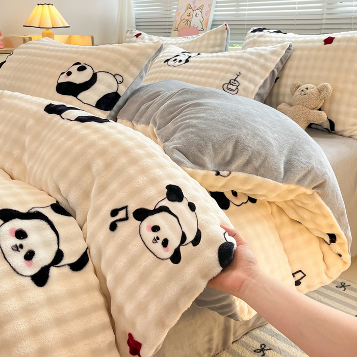 91家纺网 家纺一手货源 找家纺 梵克保罗 2024秋冬新款加厚泡泡牛奶绒数码印花工艺立体仿兔毛四件套 音乐熊猫