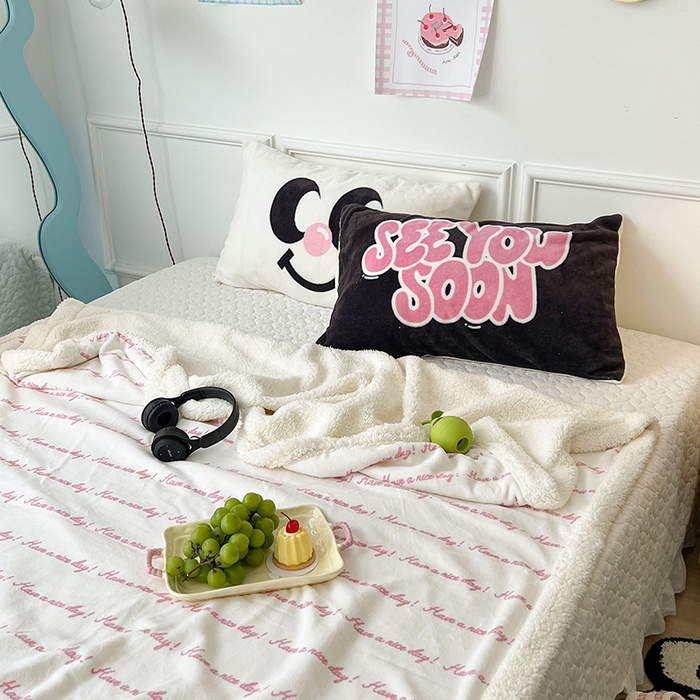 91家纺网 家纺一手货源 找家纺 昔可家纺 2024新款羊羔绒牛奶绒毛毯系列（三）-场景二-ins风系列 梦幻粉色字母