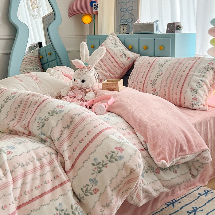 91家纺网 家纺一手货源 找家纺 昔可家纺 2024新款印花牛奶绒四件套系列-复古小清新系列 琉璃花语 粉