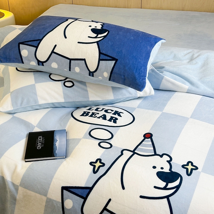 91家纺网 家纺一手货源 找家纺 昔可家纺 2024新款大版数码印花设计师牛奶绒四件套 蓝格礼物熊