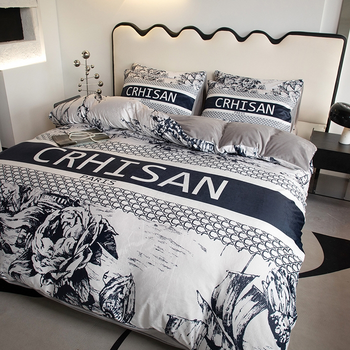 91家纺网 家纺一手货源 找家纺 色鬼布艺 2024新款婴儿绒数码印花牛奶绒四件套仿大牌直播爆款网红款 插画师