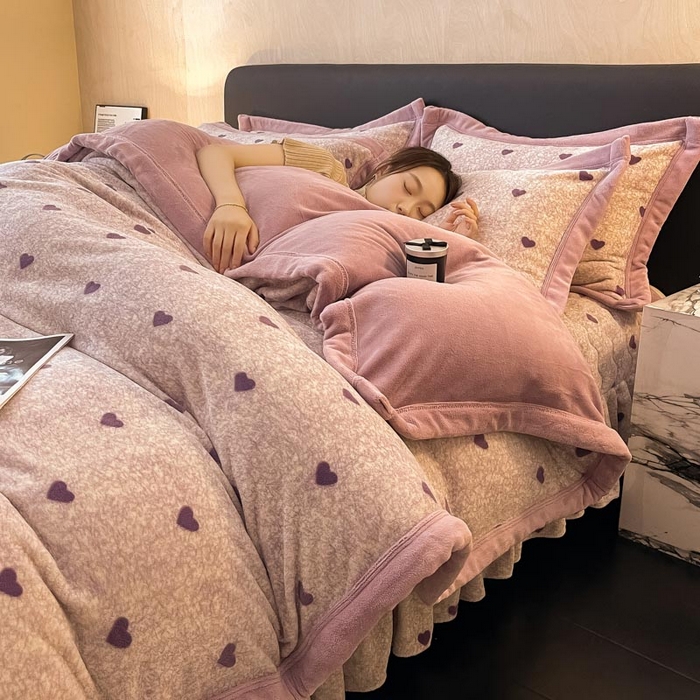 91家纺网 家纺一手货源 找家纺 茉保家纺 2024新款包边款印花牛奶绒床盖四件套 爱心(紫）