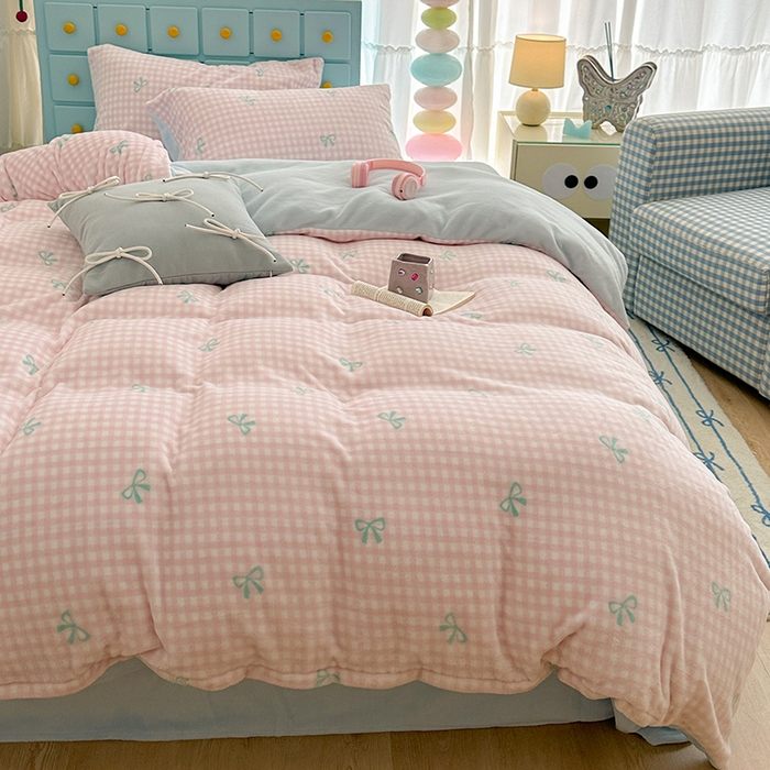 91家纺网 家纺一手货源 找家纺 昔可家纺 2024新款印花牛奶绒四件套系列-ins少女系列 粉格蝴蝶结