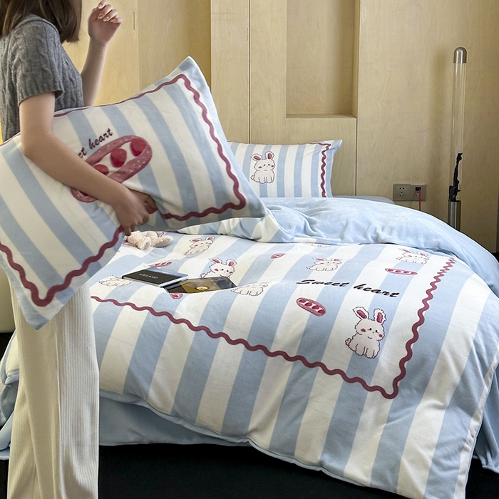 91家纺网 家纺一手货源 找家纺 昔可家纺 2024新款大版数码印花设计师牛奶绒四件套 草莓魔法棒兔