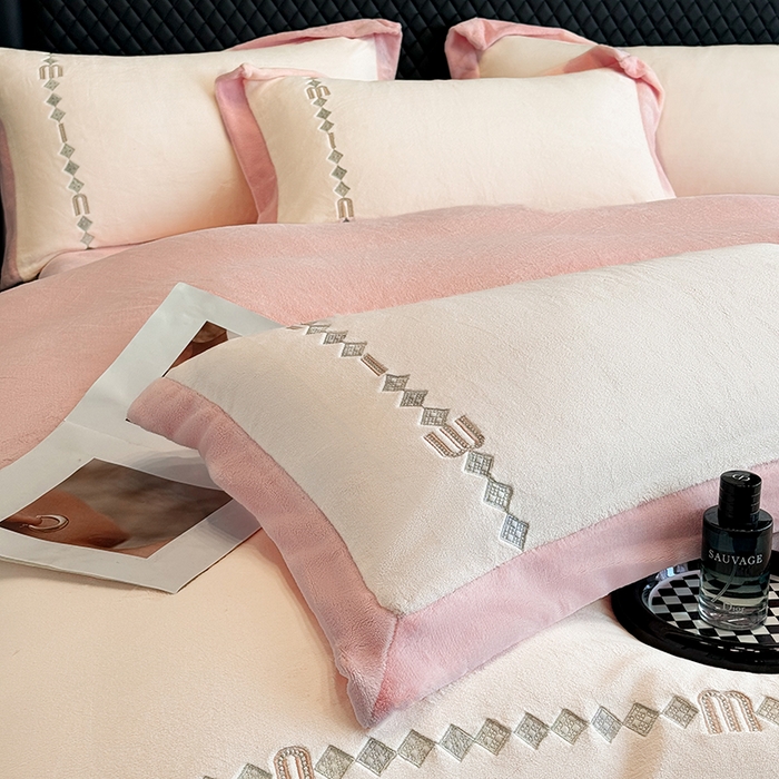 91家纺网 家纺一手货源 找家纺 凡客家居 2024新款高克重牛奶绒绣花拼角四件套 樱花粉