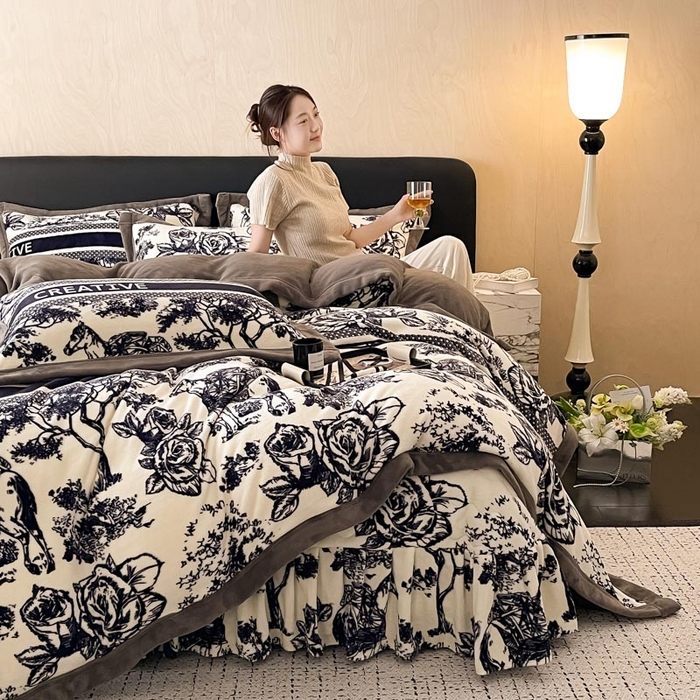 91家纺网 家纺一手货源 找家纺 茉保家纺 2024新款包边款印花牛奶绒床盖四件套 北欧花季-灰