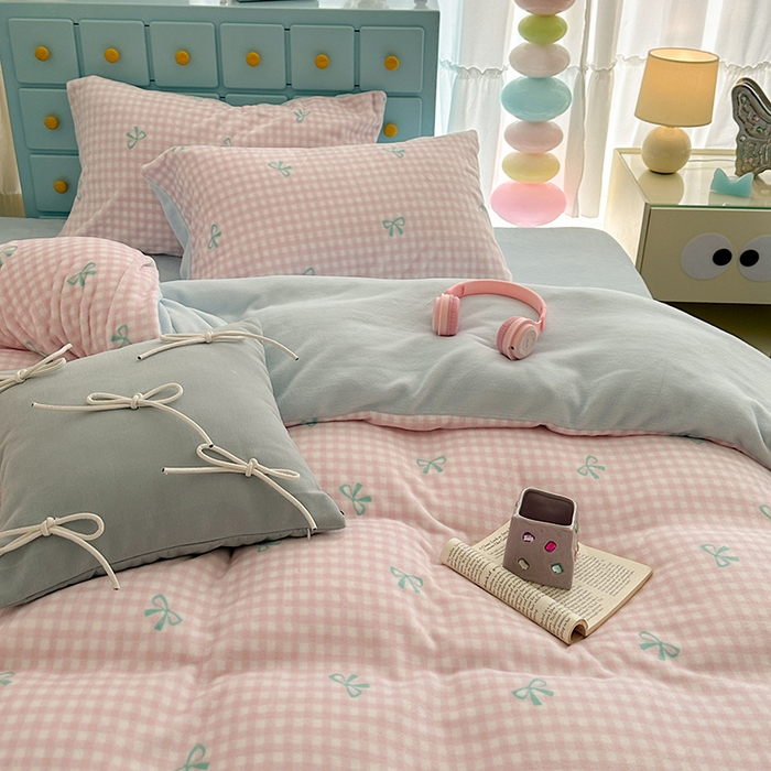 91家纺网 家纺一手货源 找家纺 昔可家纺 2024新款印花牛奶绒四件套系列-ins少女系列 粉格蝴蝶结