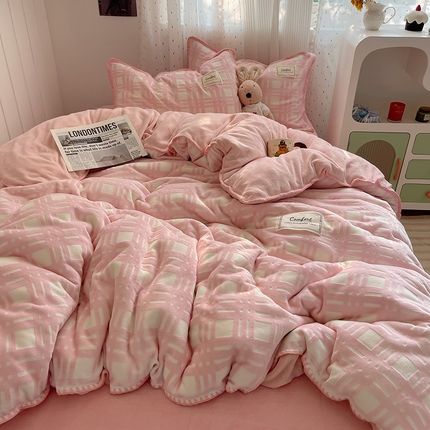 桃子家居 2024新款A类ins无印格子条条简约撞色马卡龙立体提花烂花雕花三角贝壳边织标工艺加厚牛奶绒四件套 绒三角针-甜格粉粉