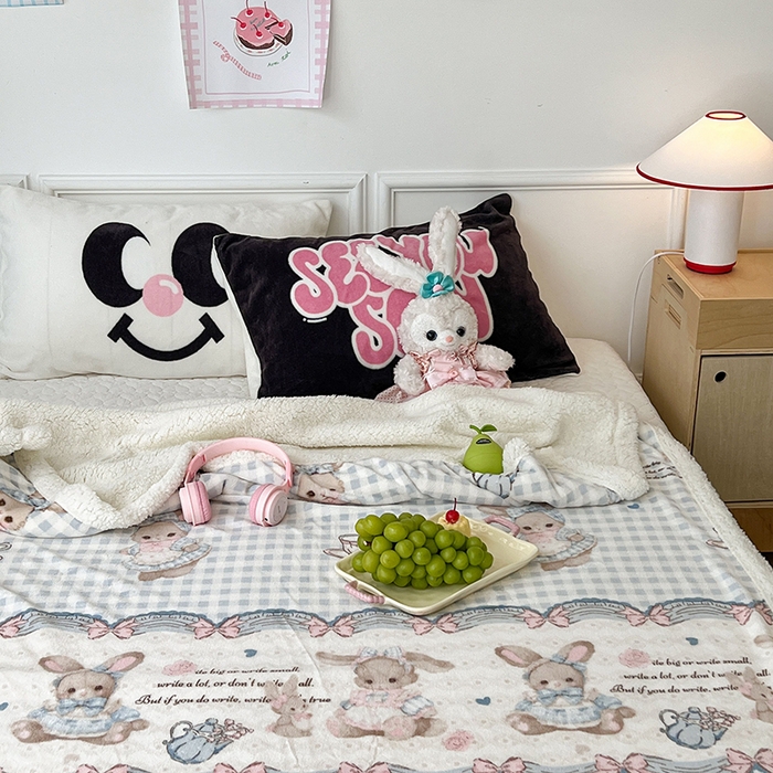 91家纺网 家纺一手货源 找家纺 昔可家纺 2024新款羊羔绒牛奶绒毛毯系列（三）-场景二-洛丽塔系列 萝莉小兔