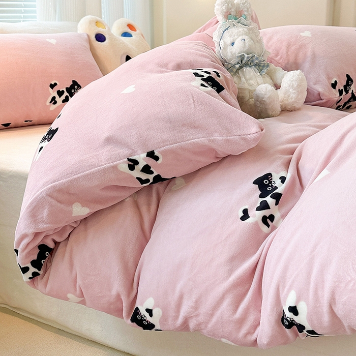 91家纺网 家纺一手货源 找家纺 昔可家纺 2024新款印花牛奶绒四件套系列-2023年热款系列 爱心小黑猫