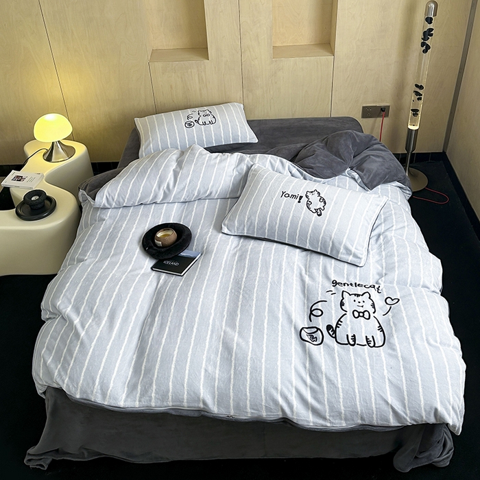 91家纺网 家纺一手货源 找家纺 昔可家纺 2024新款大版数码印花设计师牛奶绒四件套 灰条绅士猫