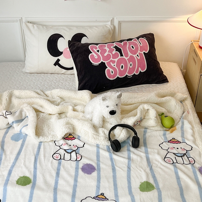 91家纺网 家纺一手货源 找家纺 昔可家纺 2024新款羊羔绒牛奶绒毛毯系列（三）-场景二-卡通系列 蓝波纹奶狗