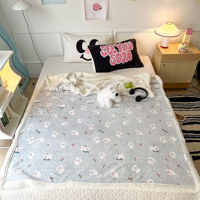 91家纺网 家纺一手货源 找家纺 昔可家纺 2024新款羊羔绒牛奶绒毛毯系列（三）-场景二-卡通系列 蓝底小奶狗