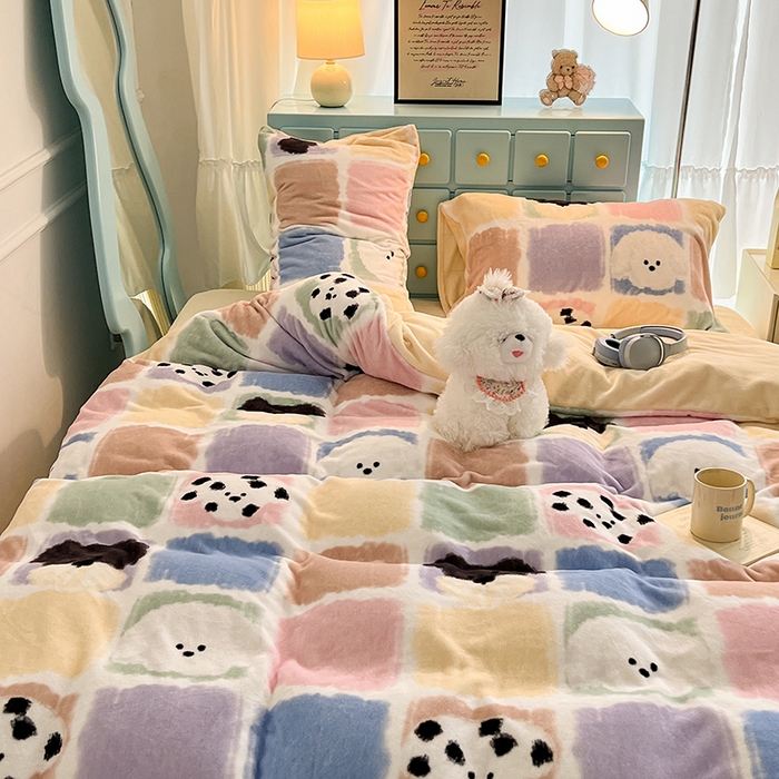 91家纺网 家纺一手货源 找家纺 昔可家纺 2024新款印花牛奶绒四件套系列-卡通系列 方块小狗