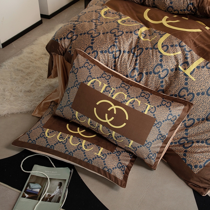 91家纺网 家纺一手货源 找家纺 色鬼布艺 2024新款婴儿绒数码印花牛奶绒四件套仿大牌直播爆款网红款 经典咖