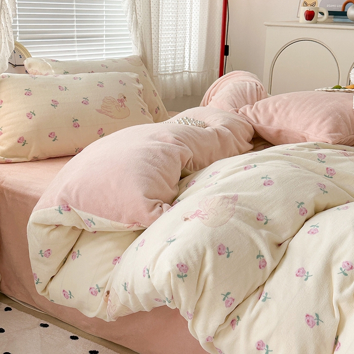 91家纺网 家纺一手货源 找家纺 昔可家纺 2024新款印花牛奶绒四件套系列-2023年热款系列 天鹅玫瑰