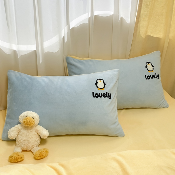 91家纺网 家纺一手货源 找家纺 眠帛家居 2024新款高克重双拼牛奶绒毛巾绣四件套 企鹅