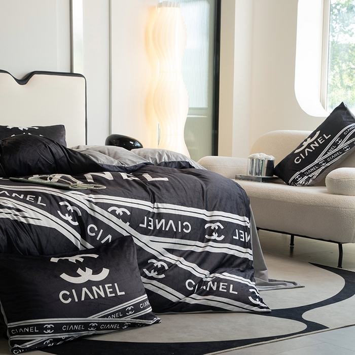 91家纺网 家纺一手货源 找家纺 色鬼布艺 2024新款婴儿绒数码印花牛奶绒四件套仿大牌直播爆款网红款 可可黑