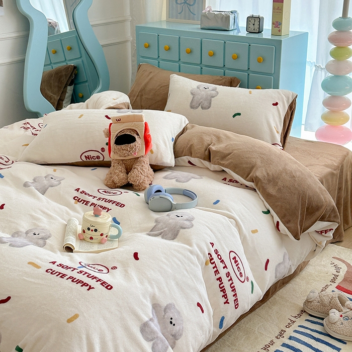 91家纺网 家纺一手货源 找家纺 昔可家纺 2024新款印花牛奶绒四件套系列-卡通系列 朱古力小灰熊