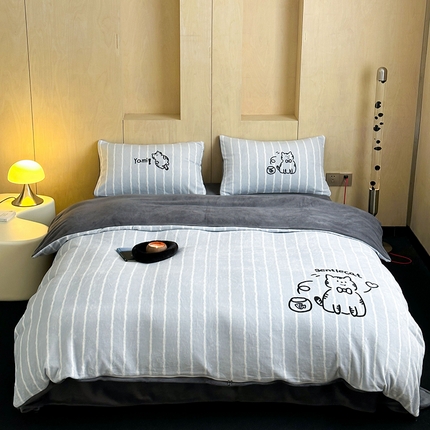 昔可家纺 2024新款大版数码印花设计师牛奶绒四件套 灰条绅士猫