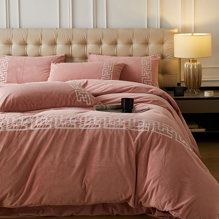 91家纺网 家纺一手货源 找家纺 （总）安莱生活 2024新款高克重牛奶绒锦丝绒美式毛巾绣巴洛克四件套