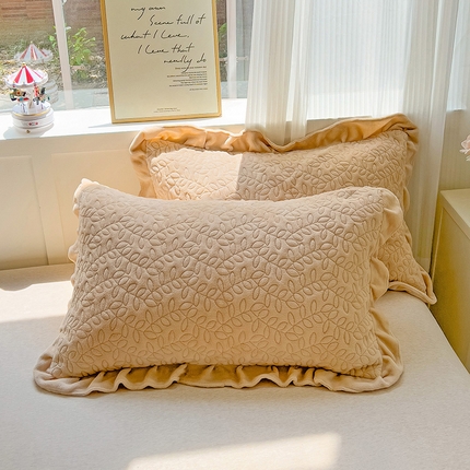 91家纺网 家纺一手货源 找家纺 漫时光 2025新款纯色牛奶绒花边款枕套 罗曼-奶咖