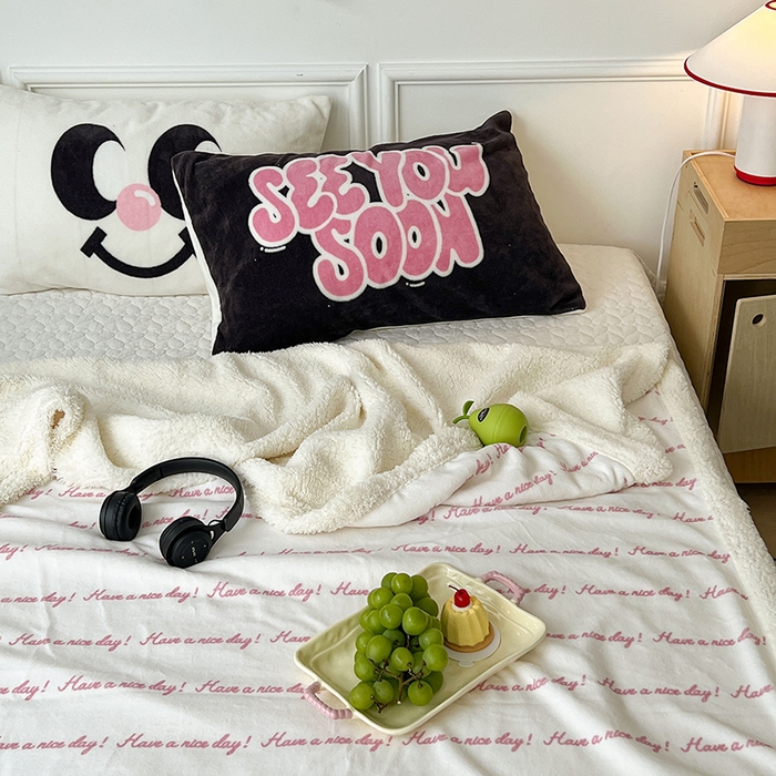 91家纺网 家纺一手货源 找家纺 昔可家纺 2024新款羊羔绒牛奶绒毛毯系列（三）-场景二-ins风系列 梦幻粉色字母