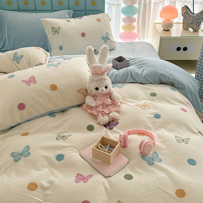 91家纺网 家纺一手货源 找家纺 昔可家纺 2024新款印花牛奶绒四件套系列-复古小清新系列 波点彩色蝴蝶