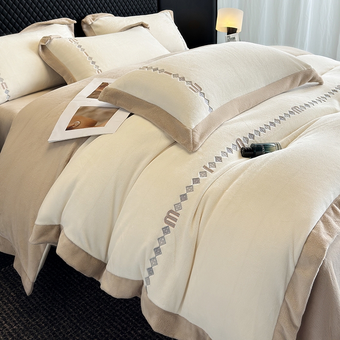 91家纺网 家纺一手货源 找家纺 凡客家居 2024新款高克重牛奶绒绣花拼角四件套 奶油咖