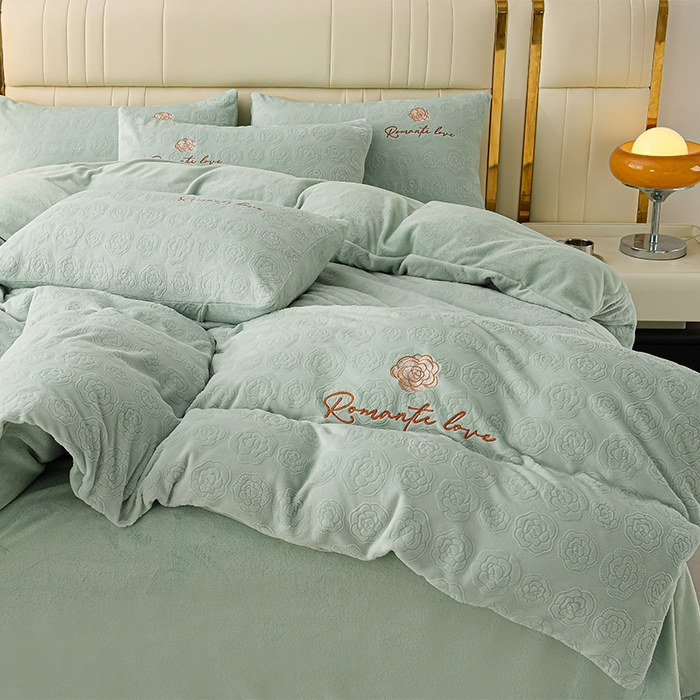 91家纺网 家纺一手货源 找家纺 眠多宝 2024新款纯色牛奶雕花绒刺绣四件套 清新绿