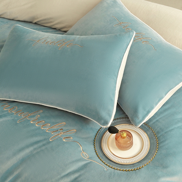 91家纺网 家纺一手货源 找家纺 安莱生活 2024新款A类高克重小香风奢美牛奶绒英文刺绣四件套 海风蓝