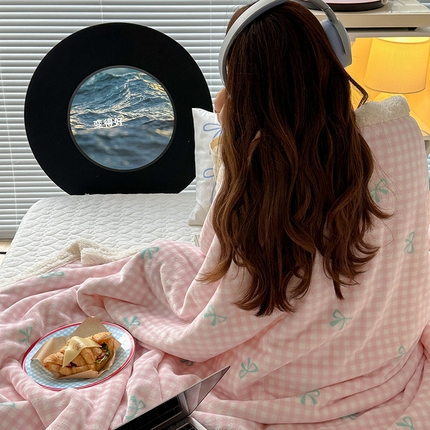 91家纺网 家纺一手货源 找家纺 昔可家纺 2024新款羊羔绒牛奶绒毛毯系列（三）-场景二-少女风系列 粉格蝴蝶结