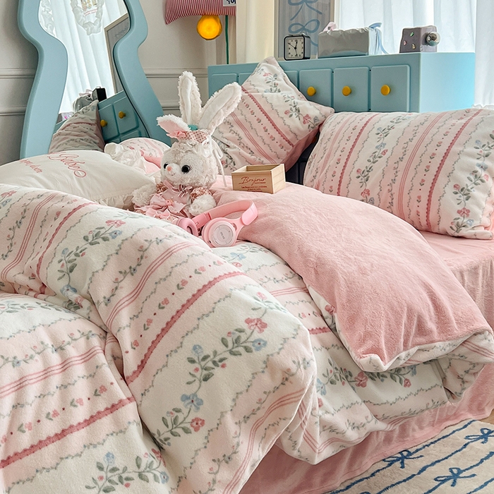 91家纺网 家纺一手货源 找家纺 昔可家纺 2024新款印花牛奶绒四件套系列-复古小清新系列 琉璃花语 粉