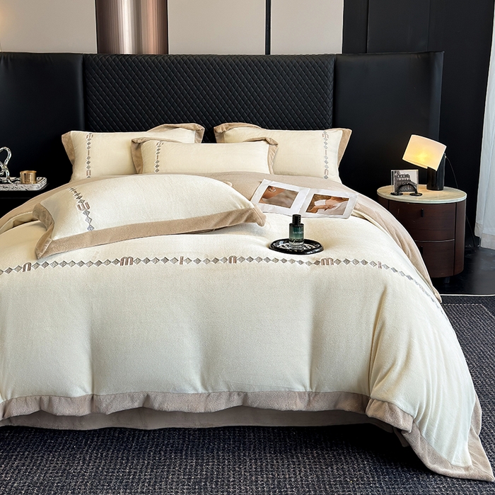 91家纺网 家纺一手货源 找家纺 凡客家居 2024新款高克重牛奶绒绣花拼角四件套 奶油咖